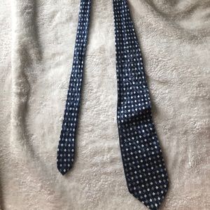 Blue and white patterned men’s tie